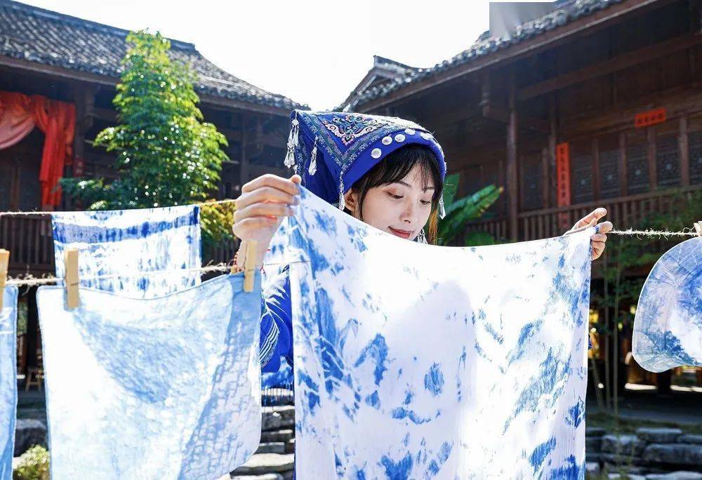 布依族特色扎染手工艺品 涂敏 摄布依族姑娘将扎染成品进行晾晒 涂敏