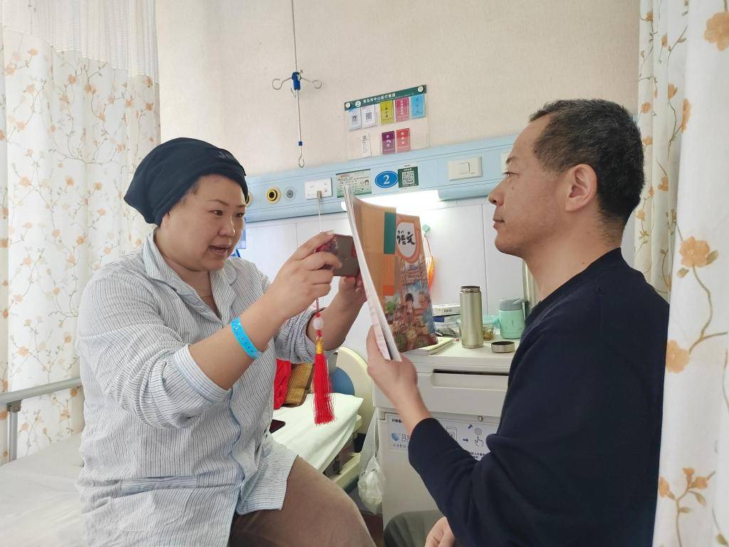 青岛这位教师住院做手术仍坚持上网课_薛梅_家长_病友