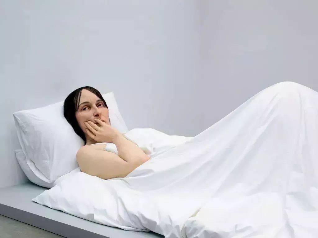 Mueck|超震撼的写实人体！真实到毛骨悚然，放大10倍都耐看：细节里藏着魔鬼···