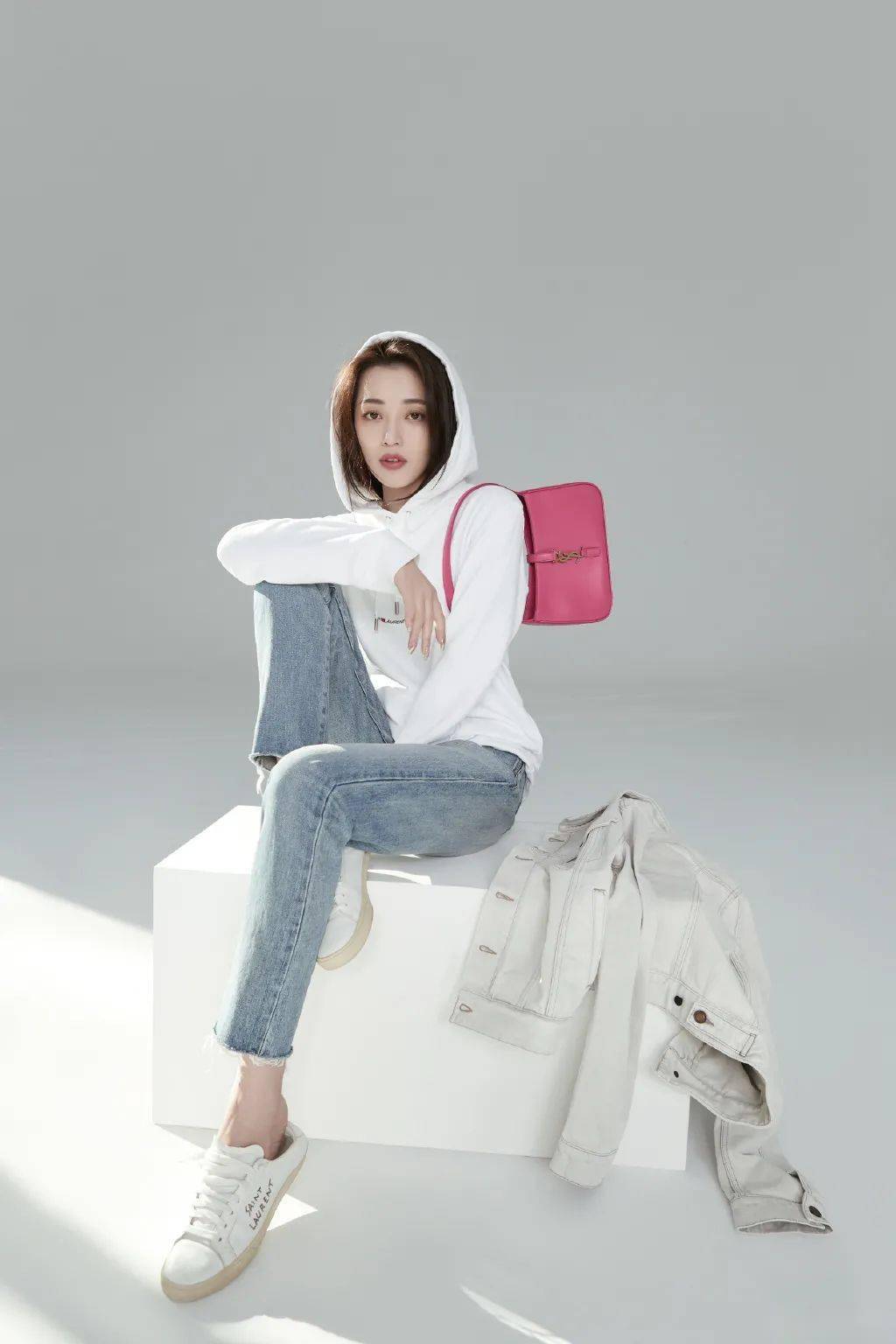 白色卫衣 牛仔裤 小白鞋总是散发出自然青春的气息,如果觉得全身的