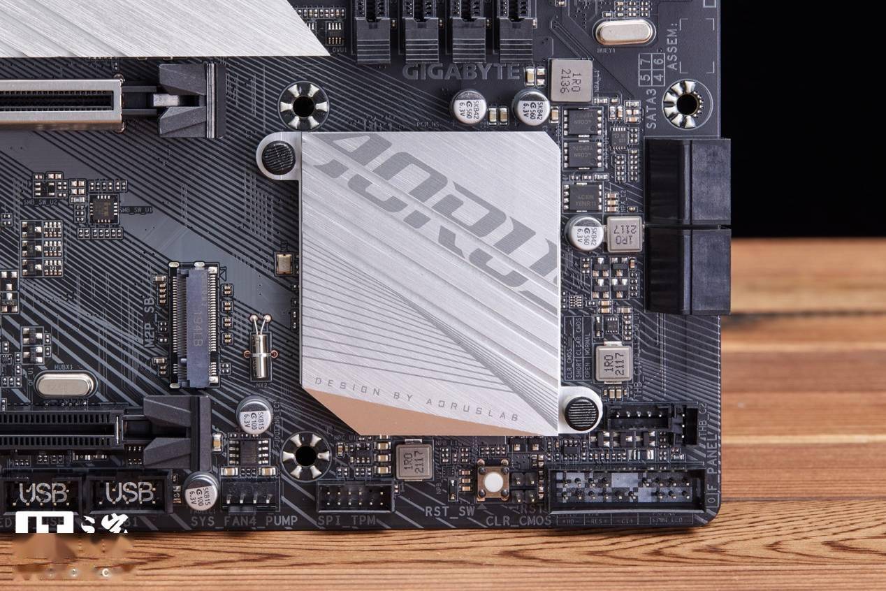 【IT之家开箱】技嘉雪雕 B660M 主板图赏：银装战甲，千元利刃