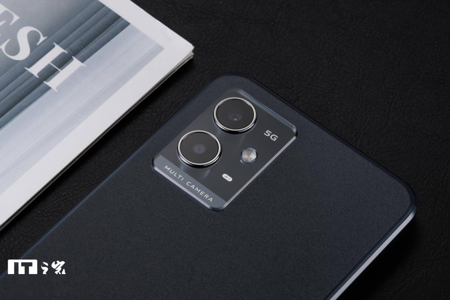 【IT之家开箱】vivo Y33s 5G 手机图赏：清蓝微光，经典深邃