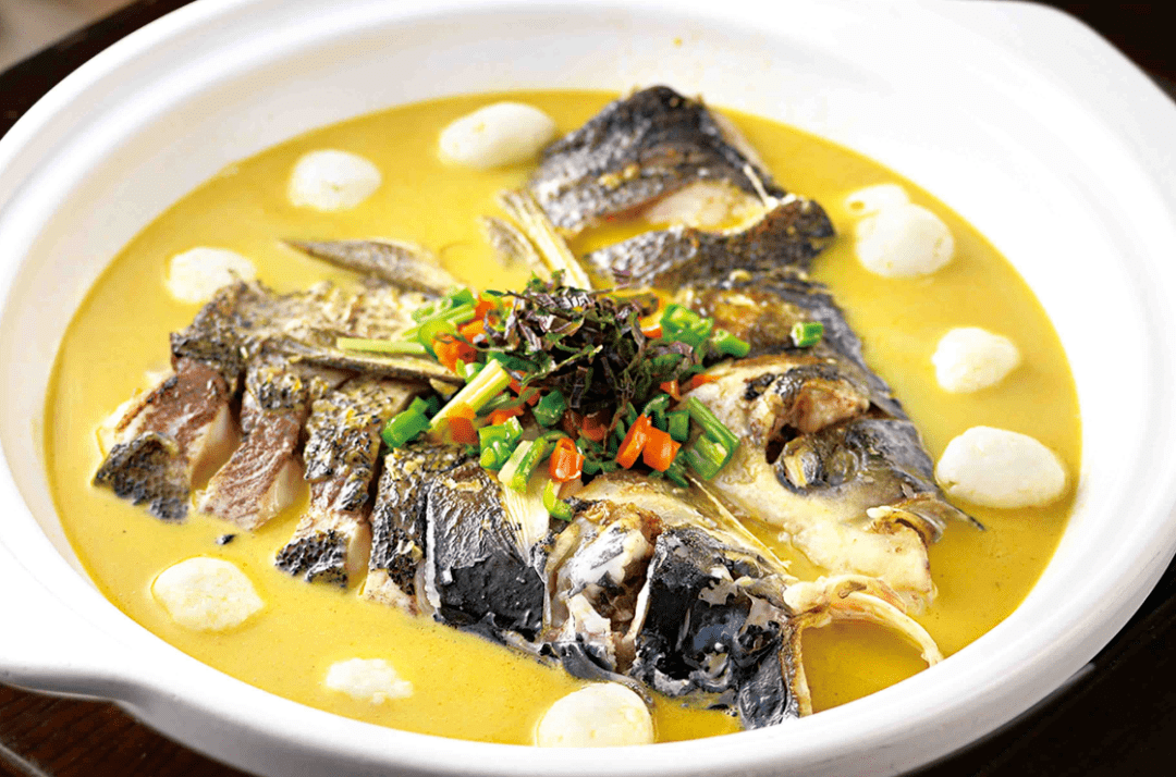 至尊奶汤鱼头皇汤汁捞面更是回味无穷煌族小馆主打菜品,每桌必点老少