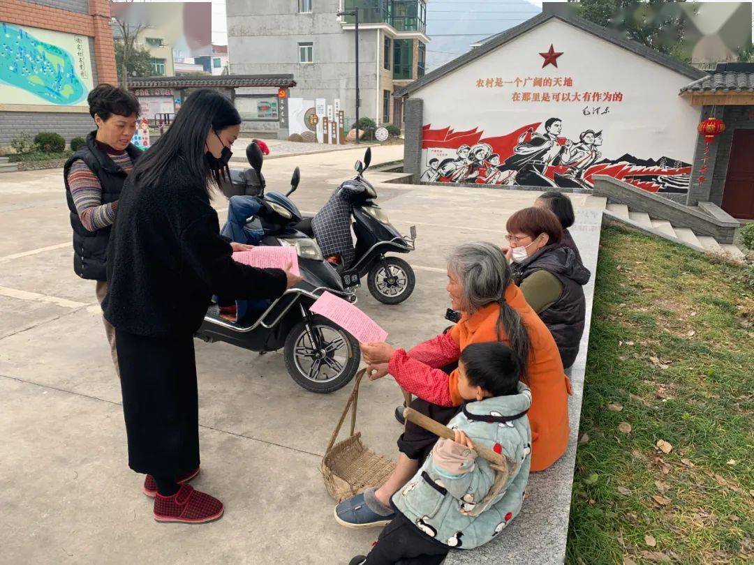 市人大代表叶利红与李家镇人大代表杨燕奔走在村居农舍,田间地头,挨家
