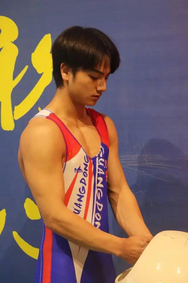 广东00后举重小哥哥这颜值不输流量小鲜肉了