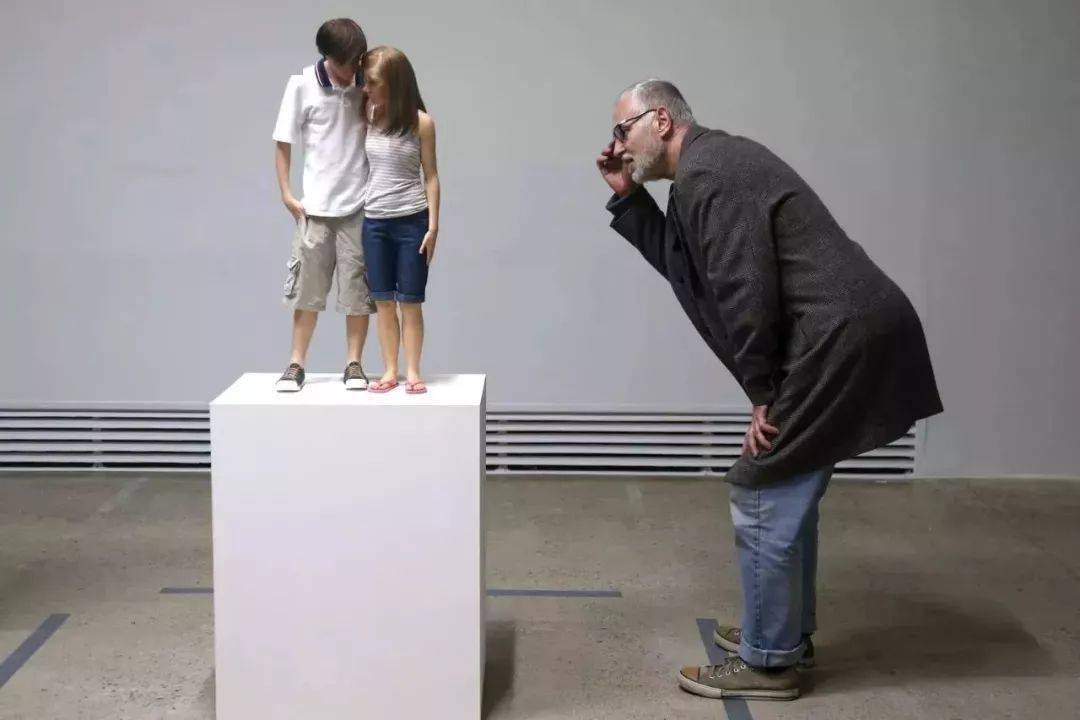 Mueck|超震撼的写实人体！真实到毛骨悚然，放大10倍都耐看：细节里藏着魔鬼···