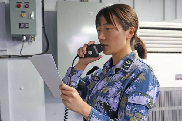 编队护送商船到达解护点时,正在驾驶室值班的杨雨霏从甚高频里听到了