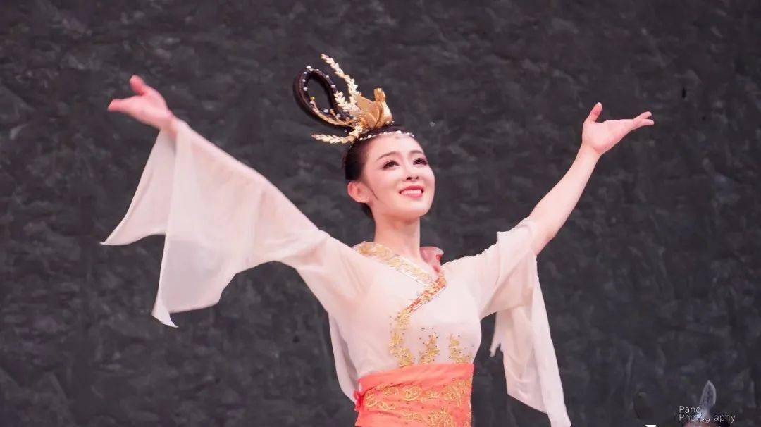 筑梦导师明星导师华宵一古典舞曲翩跹少女辗转腾挪皆有韵