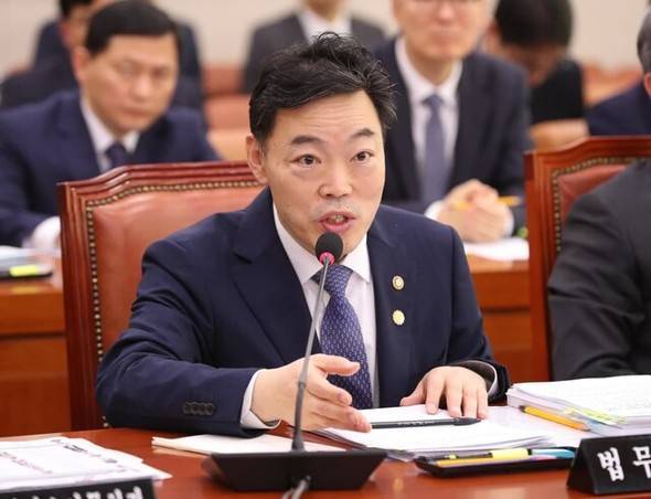 罕见临时取消会晤后，韩国新旧政府因人事权赦免权问题生分歧