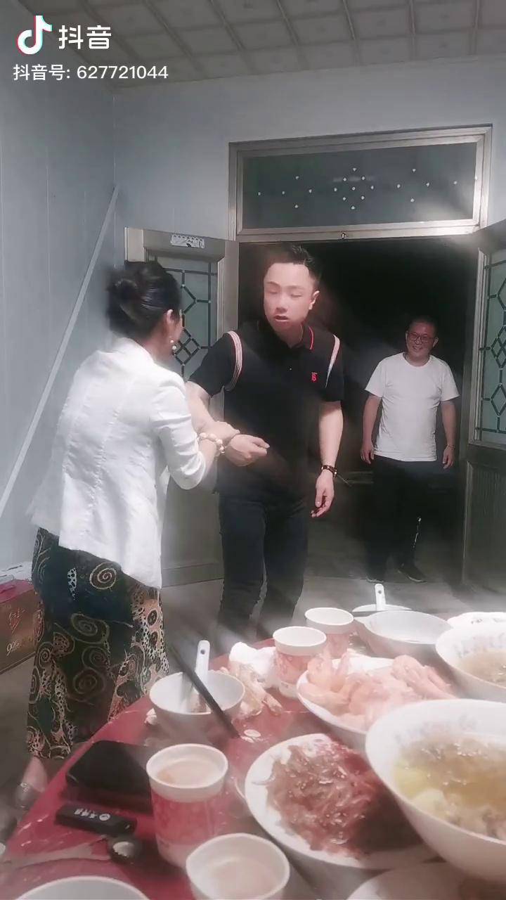 吃吃饭蛮好的两个人打架了老铁们你们认识这两个人吗金雅商贸钮建国