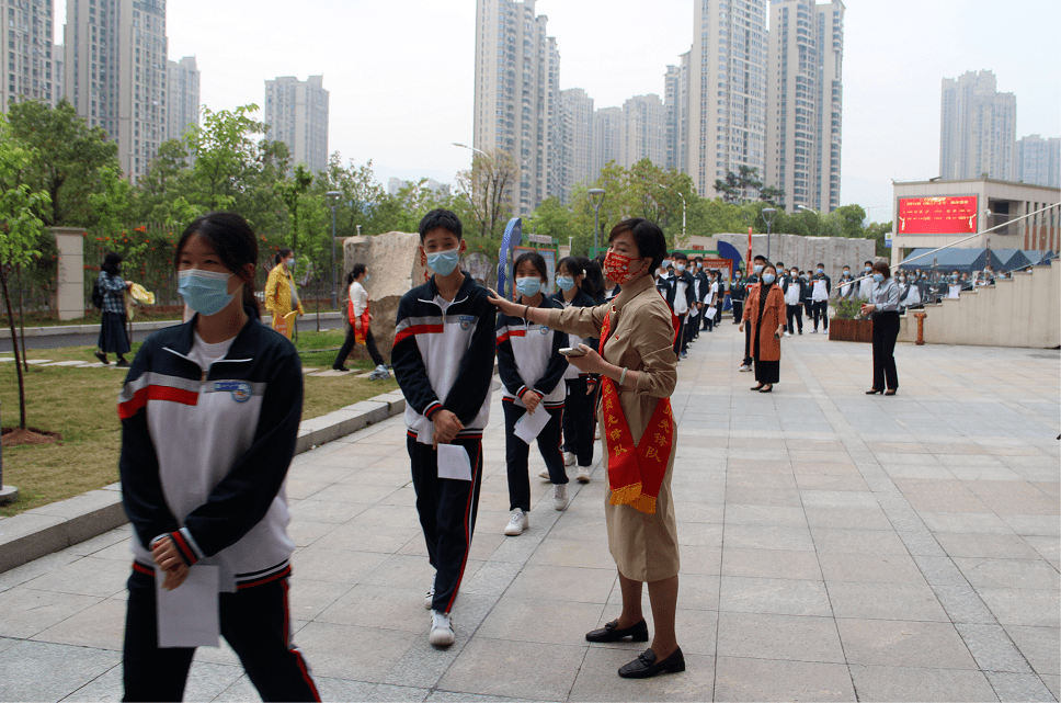 时刻严防战疫同行福州第七中学党员积极参与核酸检测志愿服务活动