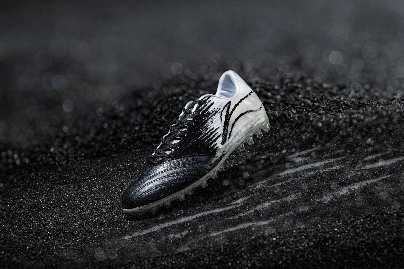 李宁发布铁系列2代升级版足球鞋