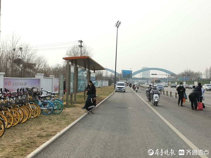 濟南一公交車站候車棚安在綠化帶裡公交公司受地鐵施工影響