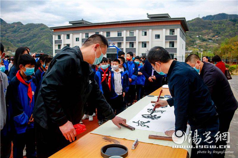 紫阳县文联文艺志愿服务小分队走进向阳镇中心学校_师生_活动_进校园