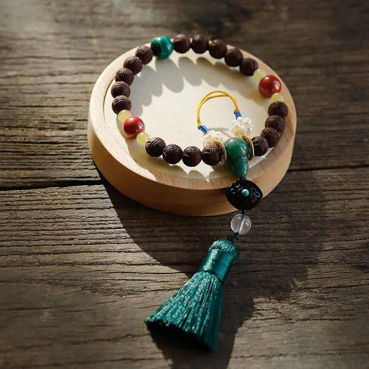 香蕴随身的妙趣,闹中取静之境界,使香珠深得富贵