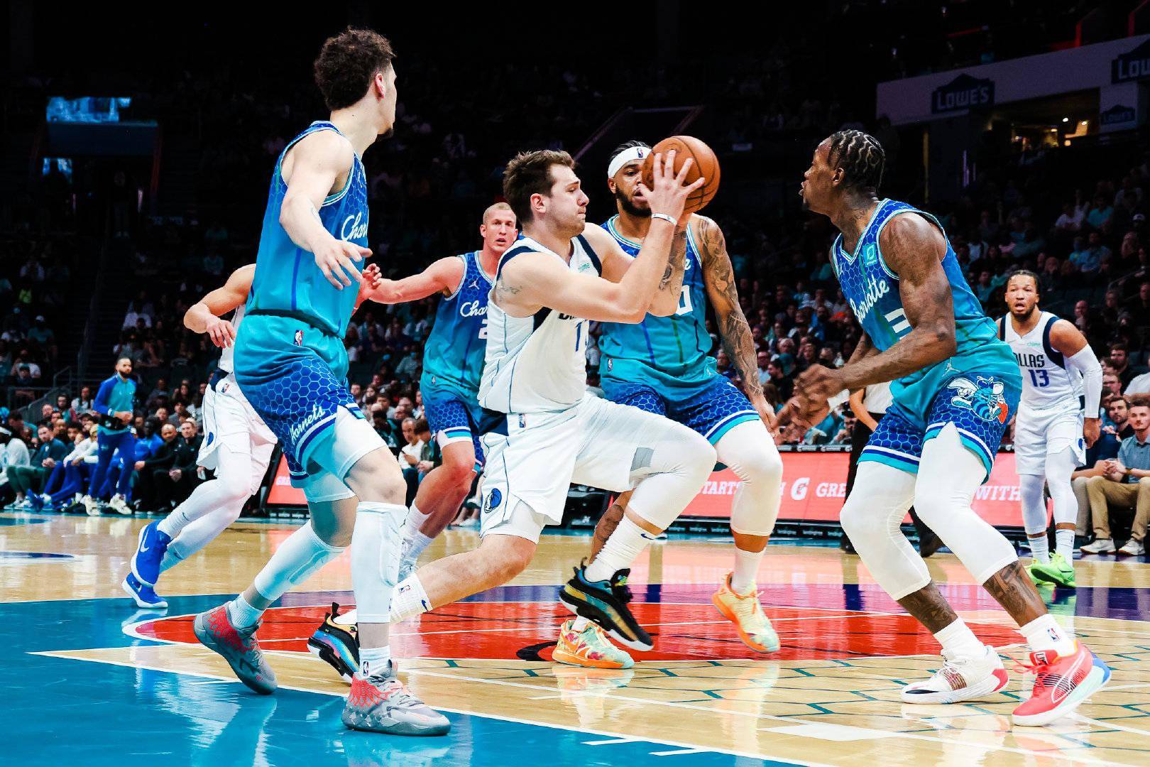 布里奇斯238黄蜂20三分擒独行侠获4连胜东契奇37分