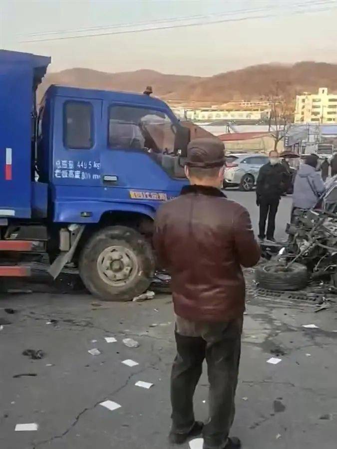 "刚参加完家人葬礼"_丹东致3死车祸遇难者刚参加完葬礼_丹东市_货车