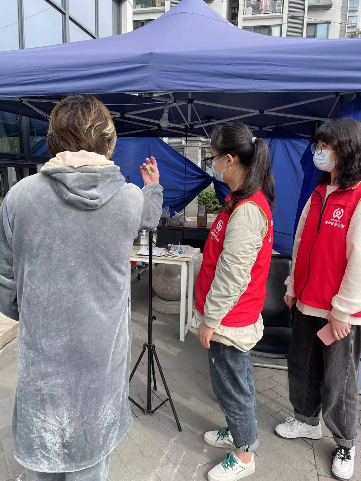 山前社区联合温州铁投集团运营分公司志愿者开展疫情防控志愿服务活动