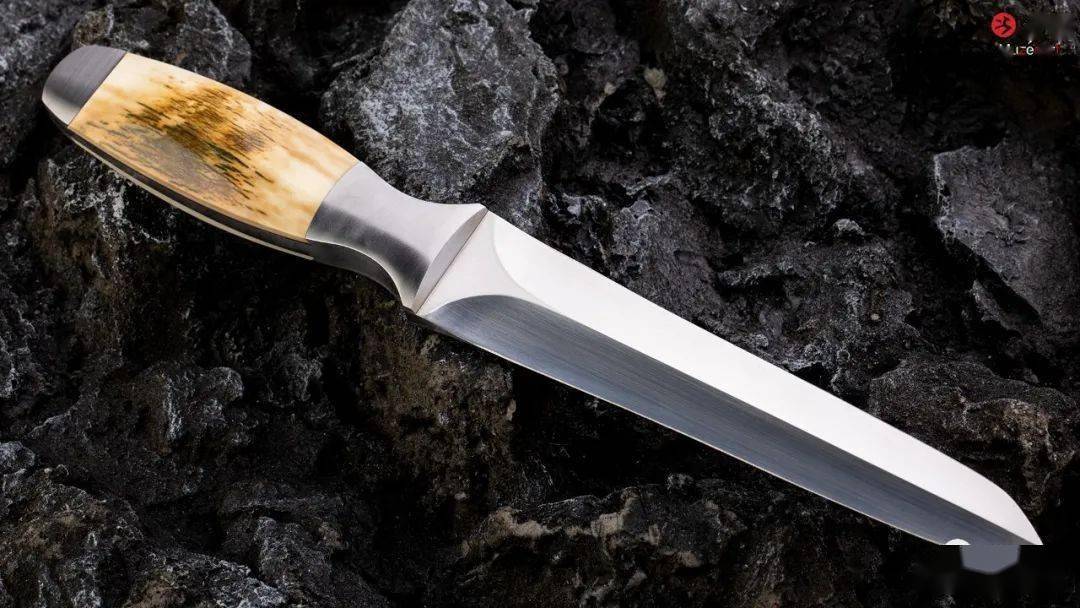 刀由美国传统直刀名匠罗恩·加斯顿制作,罗恩是美国刀匠协会老牌名匠