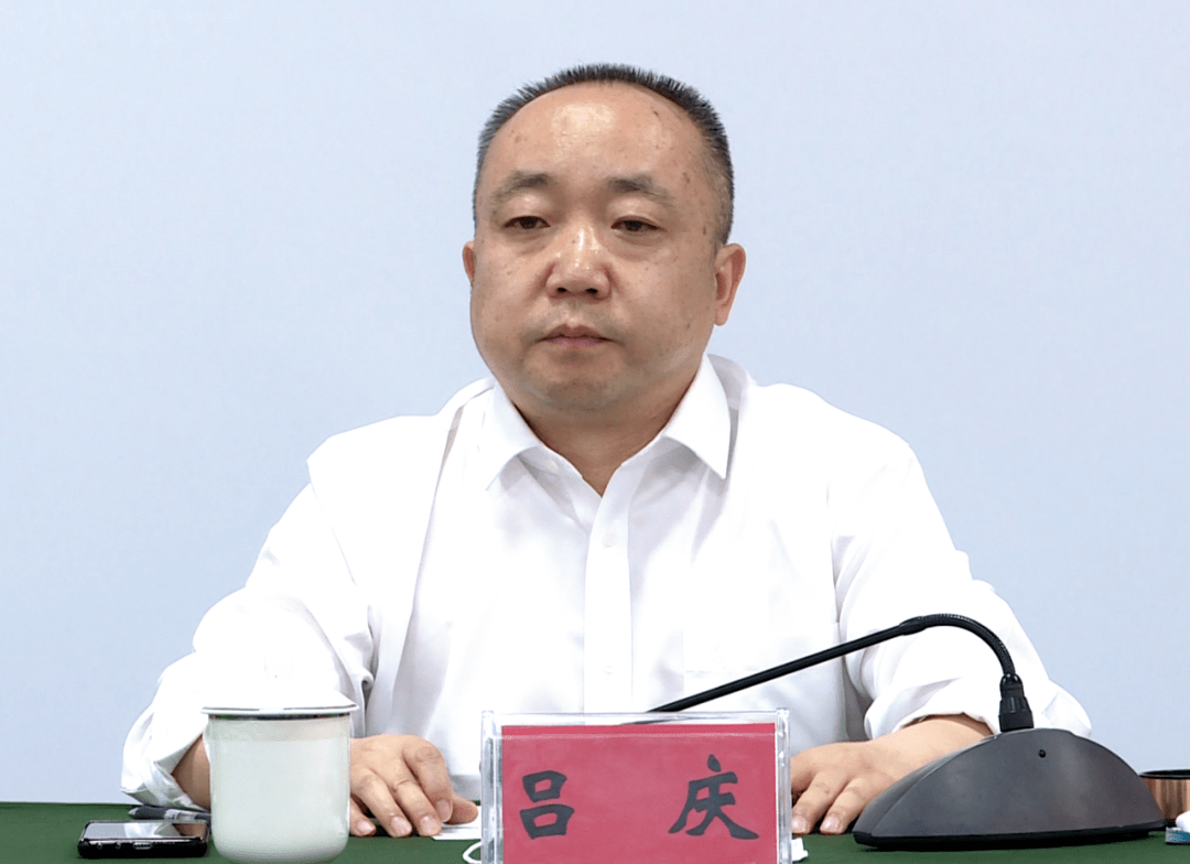3月19日,普定县委书记吕庆主持召开全县疫情防控工作调度会