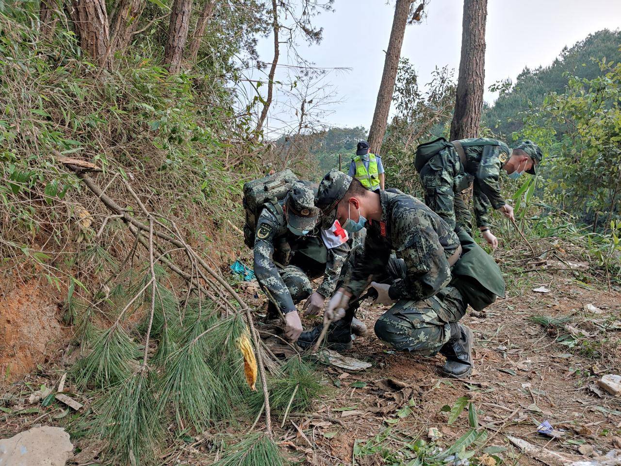 武警官兵赶赴梧州展开紧急救援