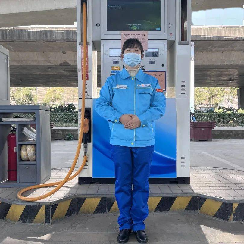 安全员牌调整为宝石蓝上衣和深蓝长裤将原先的黄色上衣黑色长裤新式工