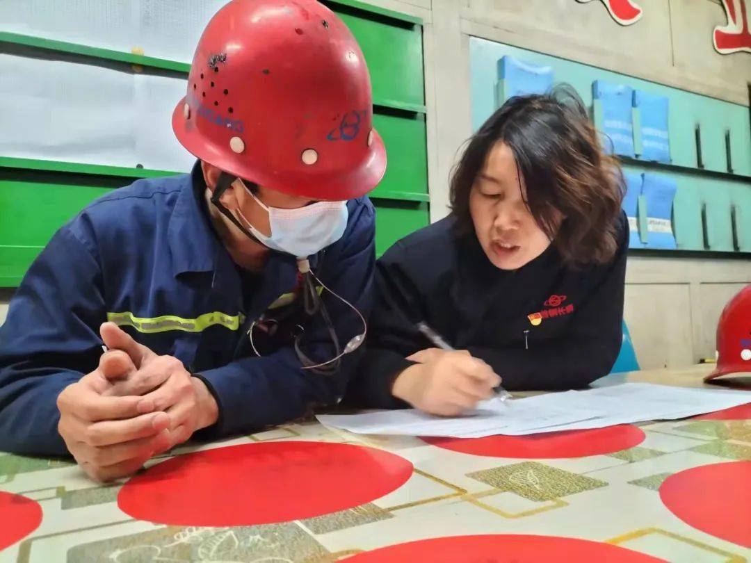巾帼风采坚硬钢铁背后的她力量