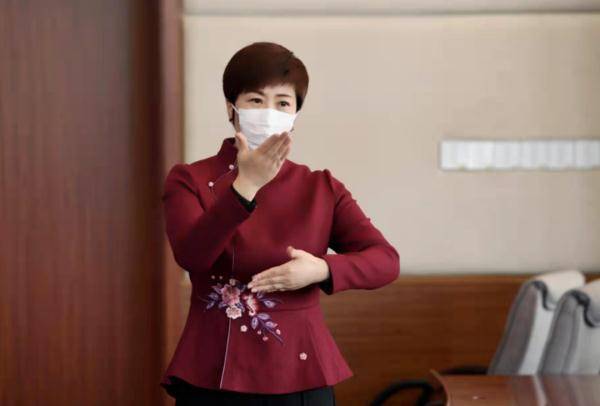 疫情防控发布会上的“无声战士”，如何用手语精准翻译专业术语？