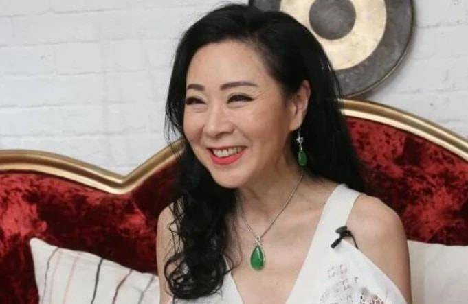 黄蓉魏秋桦晒63岁近照还是那么有气质而且满脸皱纹也没掩饰