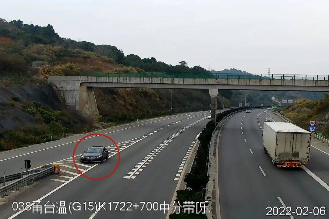 高速公路上也有斑馬線注意了這個三角區不能停車不能跨越