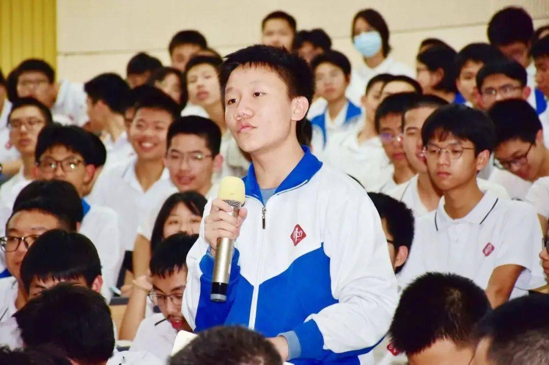 最后,湛江第一中学郑军校长进行了总结.