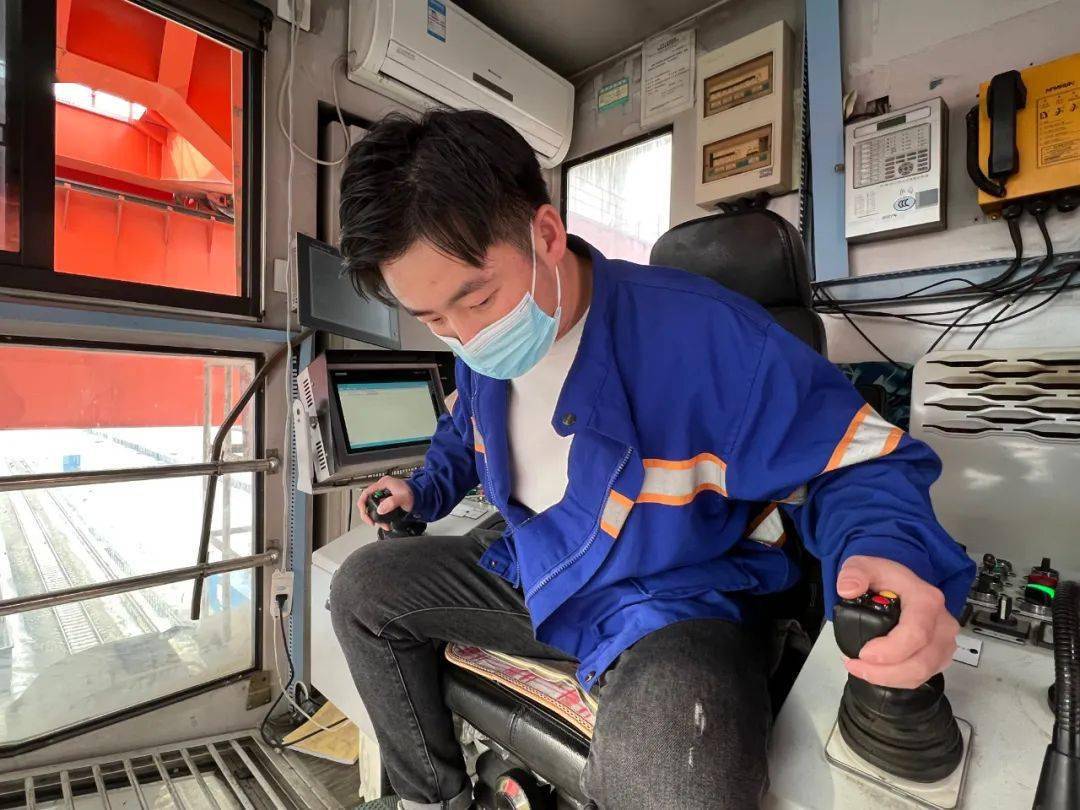 司机室里一张座椅占据了绝大部分空间.