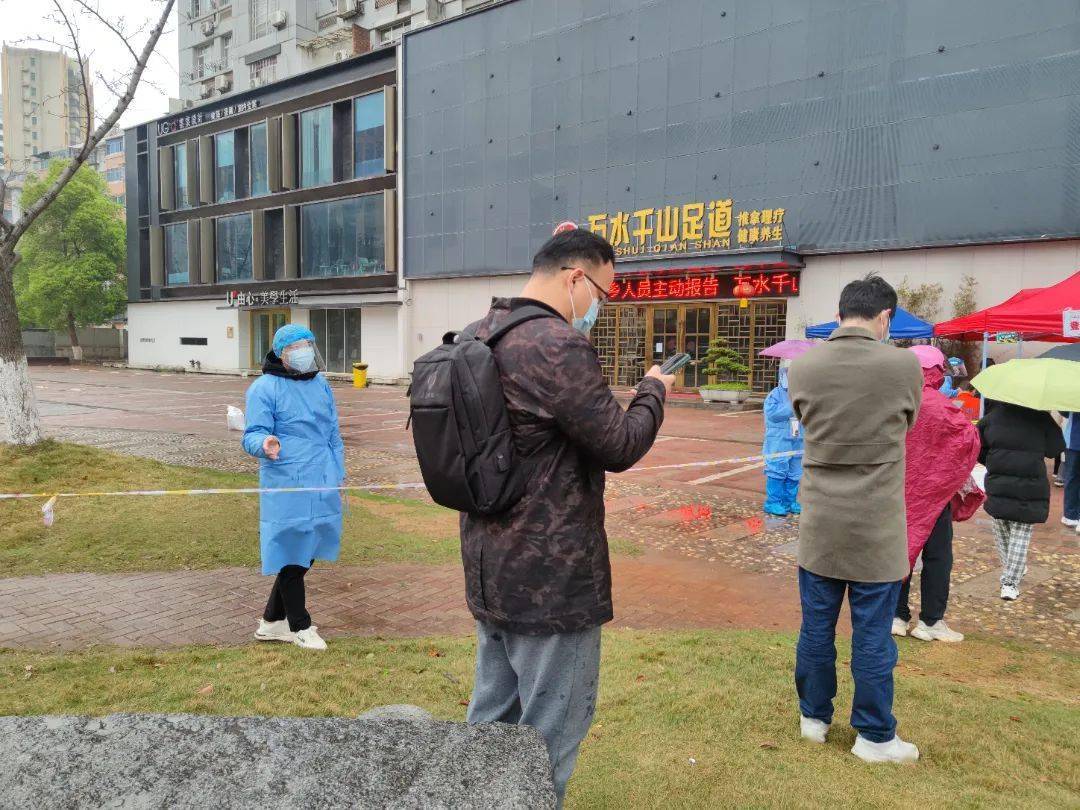 豐和社區核酸檢測點金融大街昌北社區安居小區寒風細雨中,從早上7:00