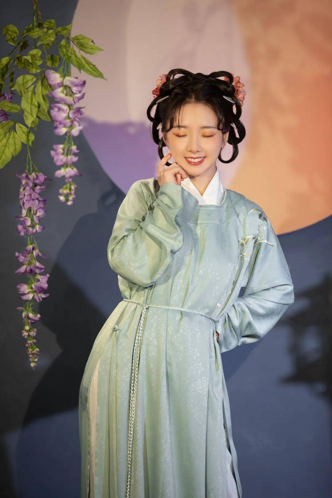 侧边开衩这么高询问菌菌怎么这次的圆领袍一发布就有不少的小伙伴发来