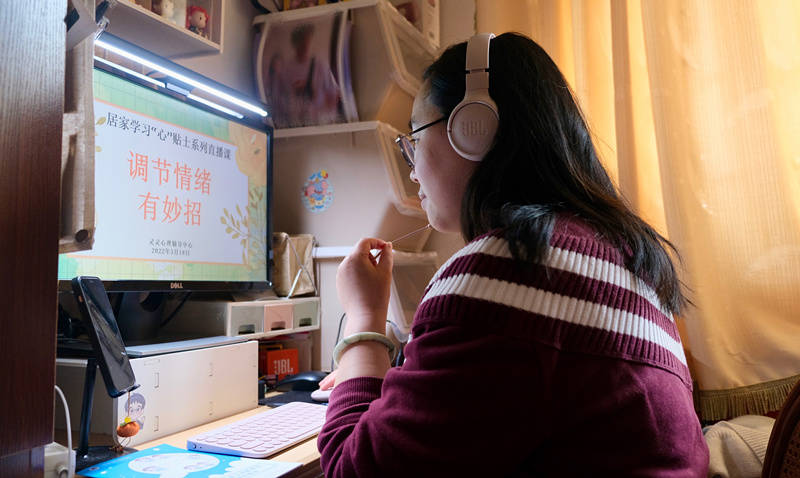 小學生宅家上網課有煩惱下課後她們直接趕來幫按摩