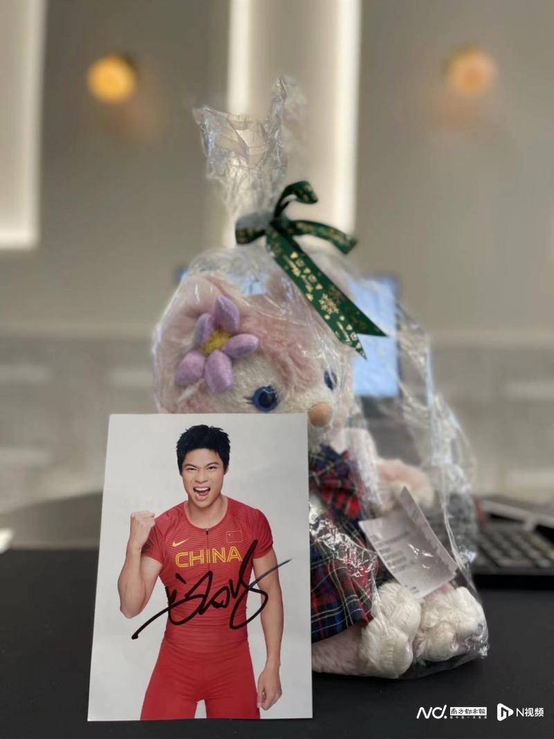 12岁女孩酒店隔离迎来生日苏炳添给她寄来签名照加油打气