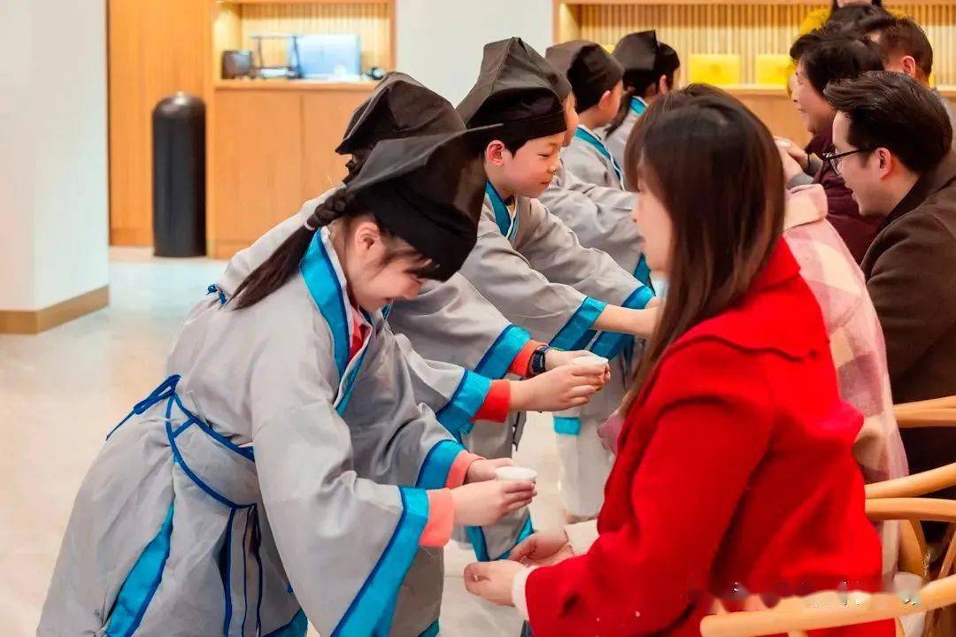 身茶室,换上了汉服,化身知书达礼的翩翩汉家儿女,和老师一起学习茶艺