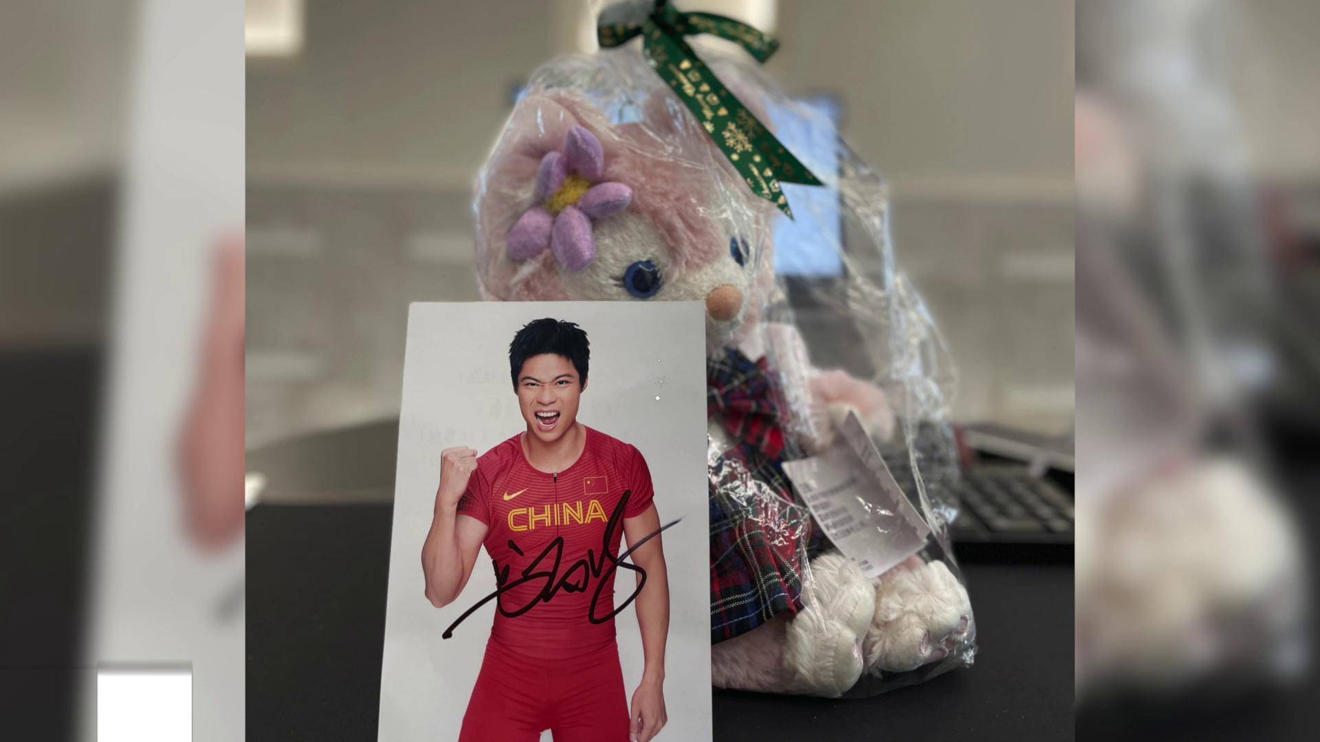 暖心12岁女孩生日当天在隔离酒店收到苏炳添签名照片