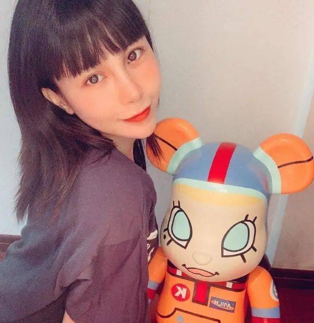 读世相12年前那个宁坐宝马哭不坐单车笑的马诺嫁入豪门了吗