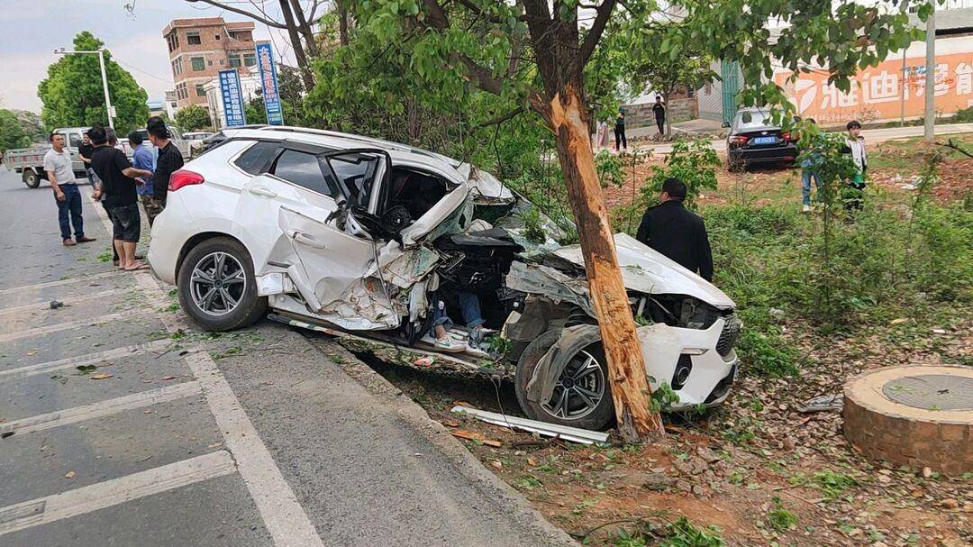 转弯让道却撞树消防紧急救援