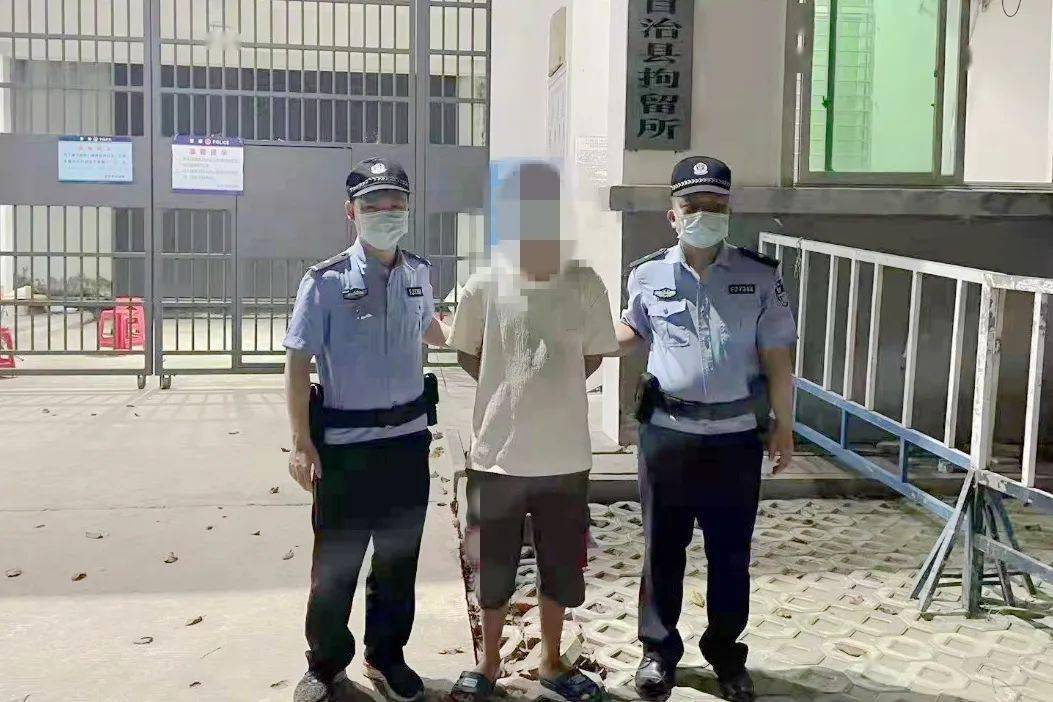不戴头盔闯卡还动手保亭公安依法拘留一名阻碍执行职务男子
