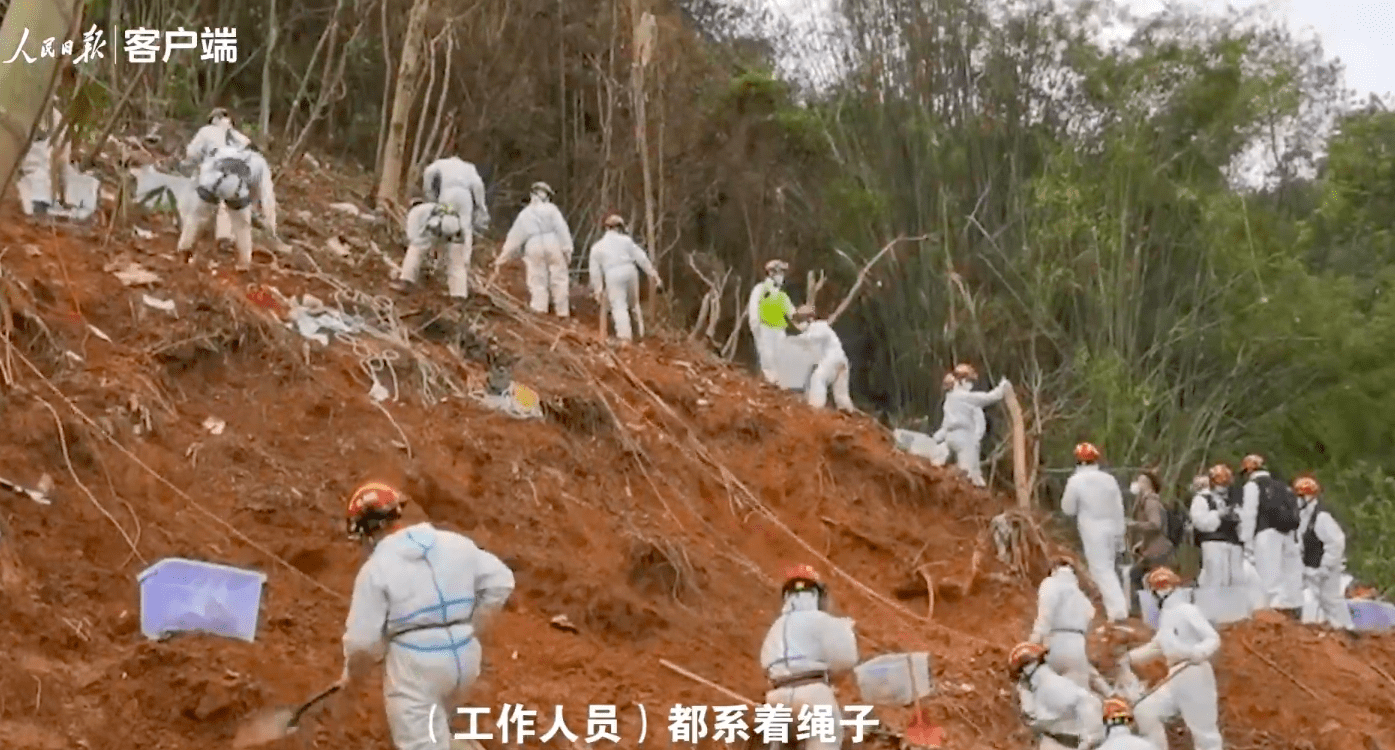 東航墜機事故搜救現場一位消防救援人員不慎受傷