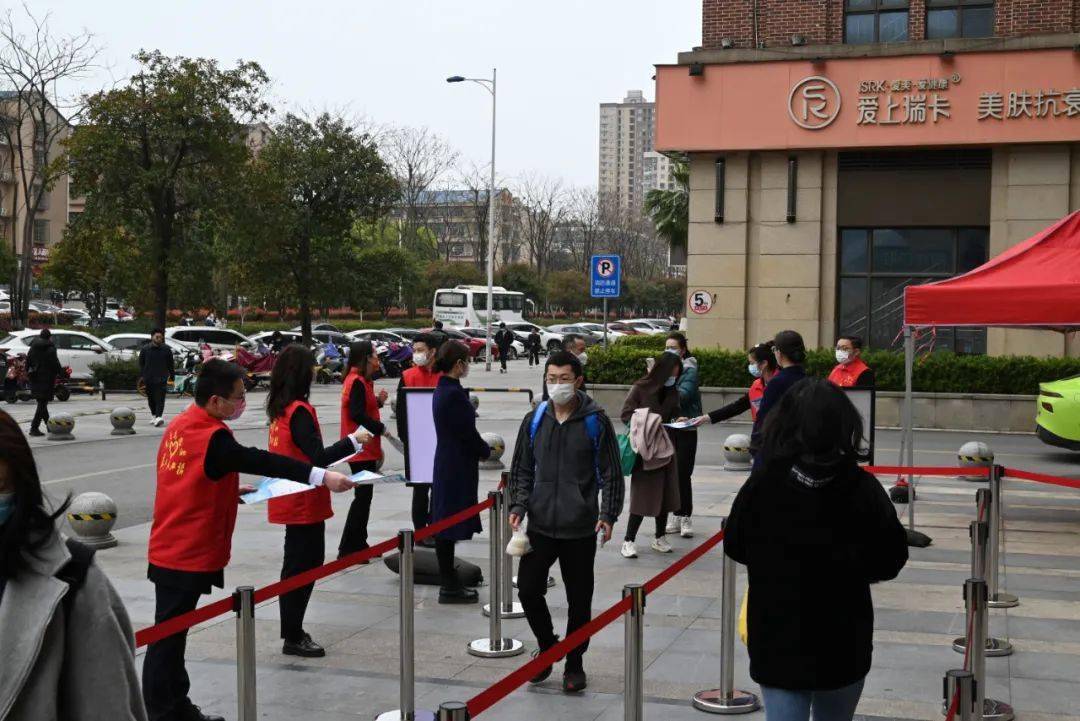 湘江集团党员:用身前"一抹红" 筑牢"防疫墙"_防控_疫情_检测