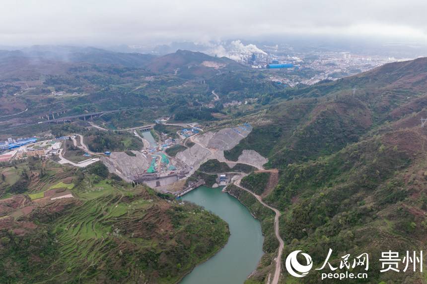 長江流域沅江水系清水江二級支流魚梁江上的鳳山水庫工程施工現場