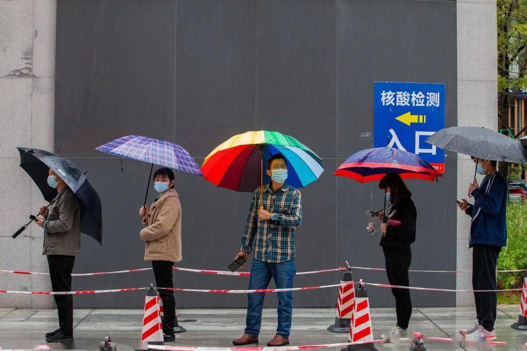 風雨裡,您做核酸檢測的身影最美麗!_南城_採樣_市民