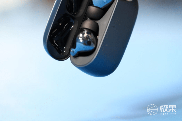 荣耀耳机卷疯了！音质、降噪、快充多方位碾压，隐藏buff吸睛满分