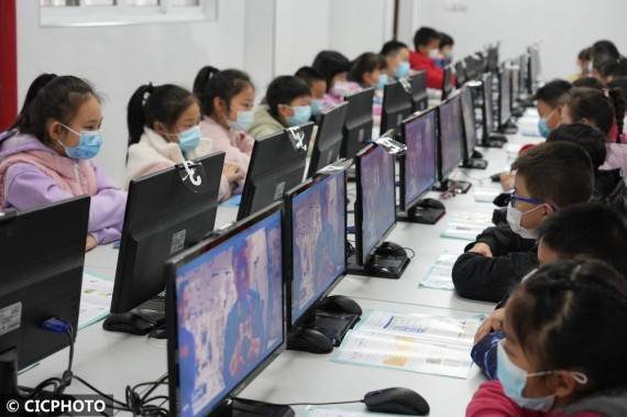 收看“天宫课堂” 点燃“强国梦想”