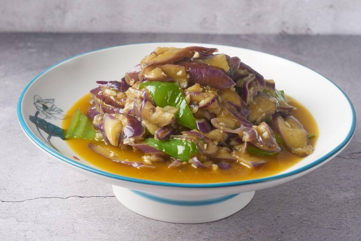 特别是在南方种植的线茄,它果实的水分就很足,皮又软,怎么炒啊,炖啊