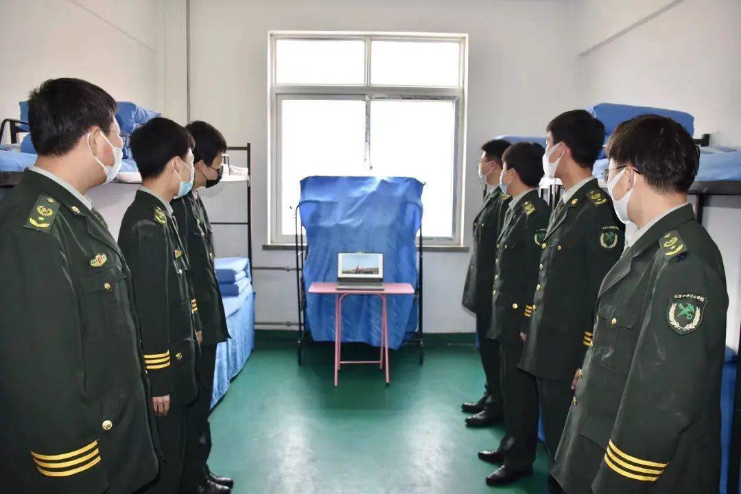 相聚云端,同心抗疫,红色传承——我校举行“云升旗仪式”