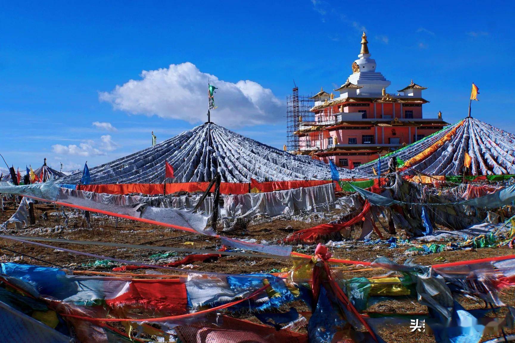 蓝天下瓦切塔林五彩经幡 雪域高原一道独特的风景